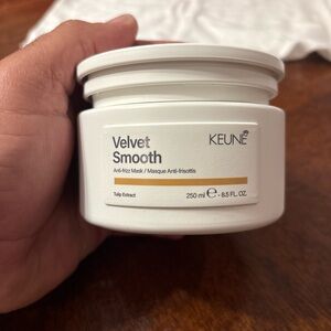 Velvet Smooth Anti-Frizz Hair Mask - White